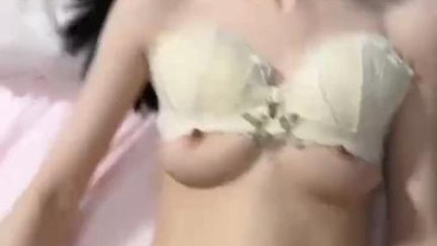  신입 비주얼 동생!매형에게 체벌 받는 것을 좋아합니다!작은 혀가 매달려 있는 것을 핥고, 먼저 자리에 앉아 잘록한 허리를 비틀고, 나중에는 복숭아 엉덩이를 터뜨리고, 미녀는 침대에 있습니다. (쿨걸야동,섹트야동,쇼츠야동,한국야동)