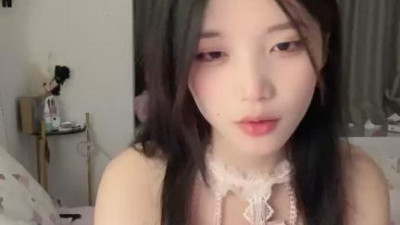  얌전한 외모의 일품 미소녀!혼자만의 방에서 유혹을 달래다!옷을 걷어 젖을 문지르고, 팬티를 벗기고, 여린 구멍을 뚫고, 걸터앉아 뽑고, 헐떡이며 신음합니다. (쿨걸야동,섹트야동,쇼츠야동,한국야동)