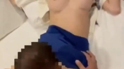  예쁜 제복 미녀 3P 작은 몸매에 고기 스틱 세 개 모시기, 입에 물고 물기, 이불 속옷 출력, 편안함을 만끽하기 (쿨걸야동,섹트야동,쇼츠야동,한국야동)