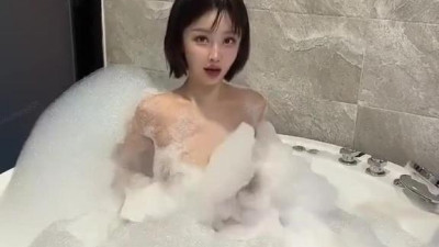  ❤️초미모 일품❤️스타 비주얼의 여신 ＇썬월＇은 욕실 샤워를 하고 닭에게 뒤통수를 맞고 들어가 청순하고 예쁜 외모로 누구보다 요염한 비주얼을 뽐내는 톱 비주얼 깡패입니다. (쿨걸야동,섹트야동,쇼츠야동,한국야동)