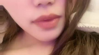  화가 난 선배는 얼굴을 내밀어 스타킹을 찢고 엉덩이를 내밀며 늑대에게 빌었고, 혀를 내밀어 닭발을 핥으려 했고, 젖을 먹고는 소굴을 달래며 음탕한 말을 클로즈업했습니다. (쿨걸야동,섹트야동,쇼츠야동,한국야동)