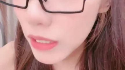  가장 좋은 물건은 나쁜 놈입니다!뿔테 안경을 쓰세요!멱따는 포우초에게 핍박을 받아, 말을 잘 듣고, 털도 없고 구멍도 깨끗하여, 끊임없이 신음합니다. (쿨걸야동,섹트야동,쇼츠야동,한국야동)