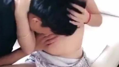  예쁜 계집애가 닭을 파아악 파아 깊어 안 해 죽겠어 너 집에서 치킨바 총각한테 소파에서 침대까지 무차별 난사 (쿨걸야동,섹트야동,쇼츠야동,한국야동)