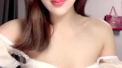  ❤️❤️최고의 인플루언서 미녀, 카메라 앞에서 포우와 한바탕 싸움, 힙스터 스커트 벗고 서있다가 빼기, 의자에 앉아 체조하는 음탕한 장면 (쿨걸야동,섹트야동,쇼츠야동,한국야동)