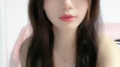  앙증맞은 외모의 옆집 동생!유료방 파격가!협탁에 앉아 자위하며, 여린 구멍을 쪼개고, 屌插，水假抽，声, 물소리가 콸콸, 가쁜 숨을 쉴 새 없이 몰아쉬며. (쿨걸야동,섹트야동,쇼츠야동,한국야동)
