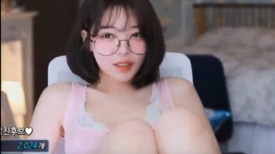《섹시한 발바닥 보여주는 bj아윤》 트위터야동 (쿨걸야동,섹트야동,쇼츠야동,한국야동)
