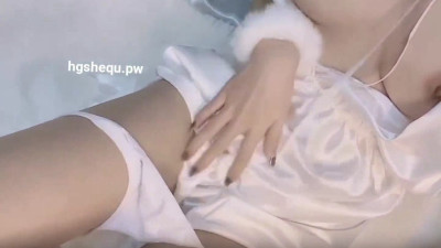 트위터-핑크색 봉지를 보여주는 흰부피의 미녀 (쿨걸야동,섹트야동,쇼츠야동,한국야동)